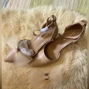 Nude heels size W 7.5, New in Box